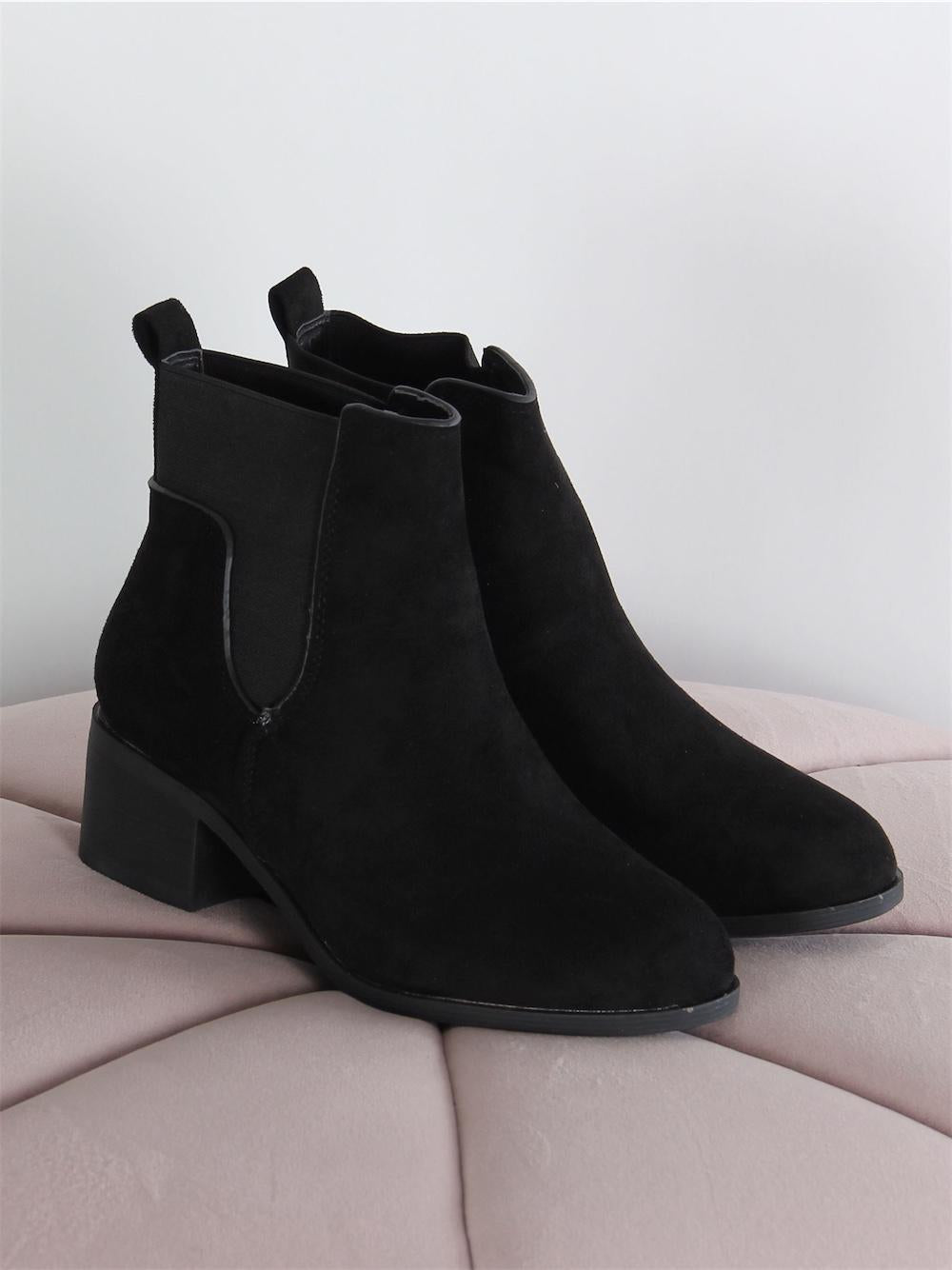 Alcoy - Sort støvle i ruskindslook med tyk hæl og elastik i skaftet